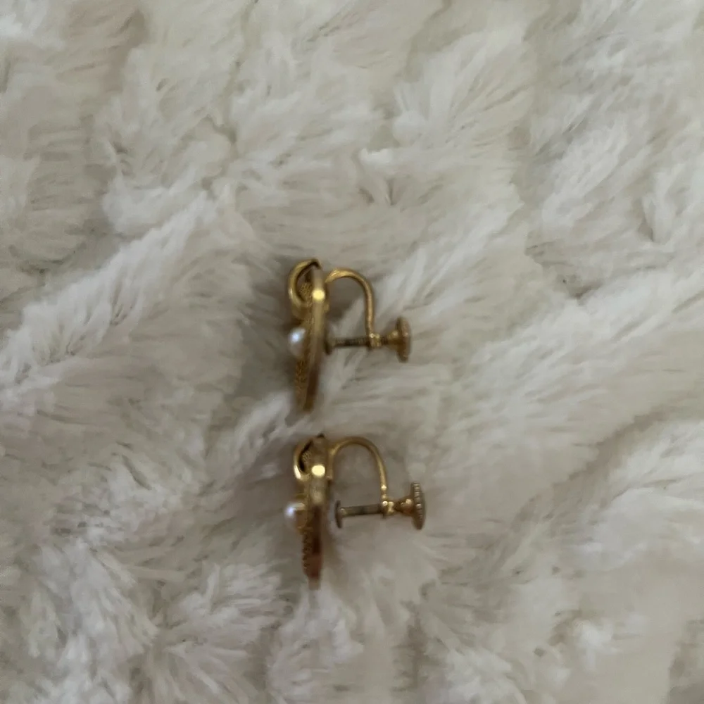 Vintage Gold tone and Simulated Pearl Screw on earrings - Picture 2 of 5